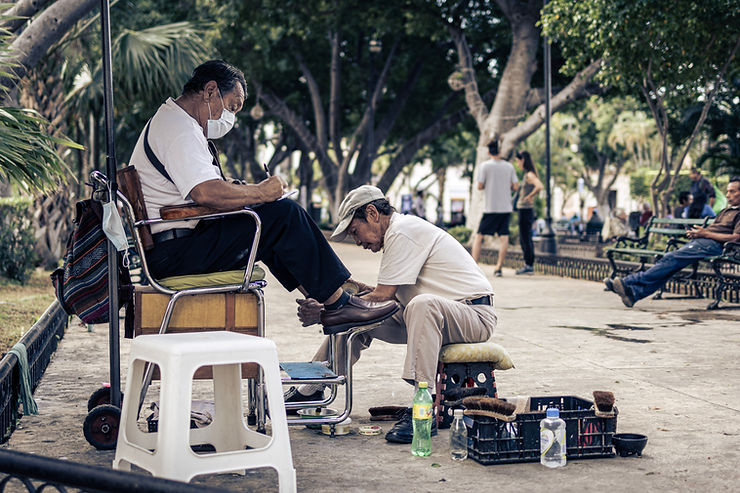 Shoe shining in Plaza Grande