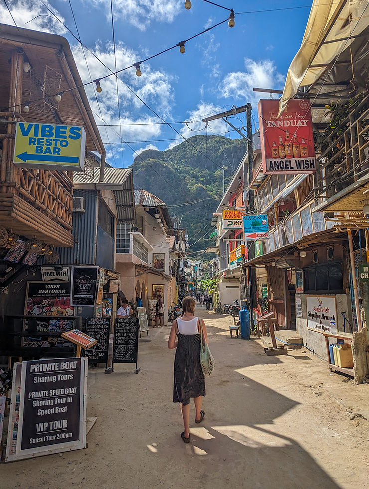 The sandy streets of El Nido town