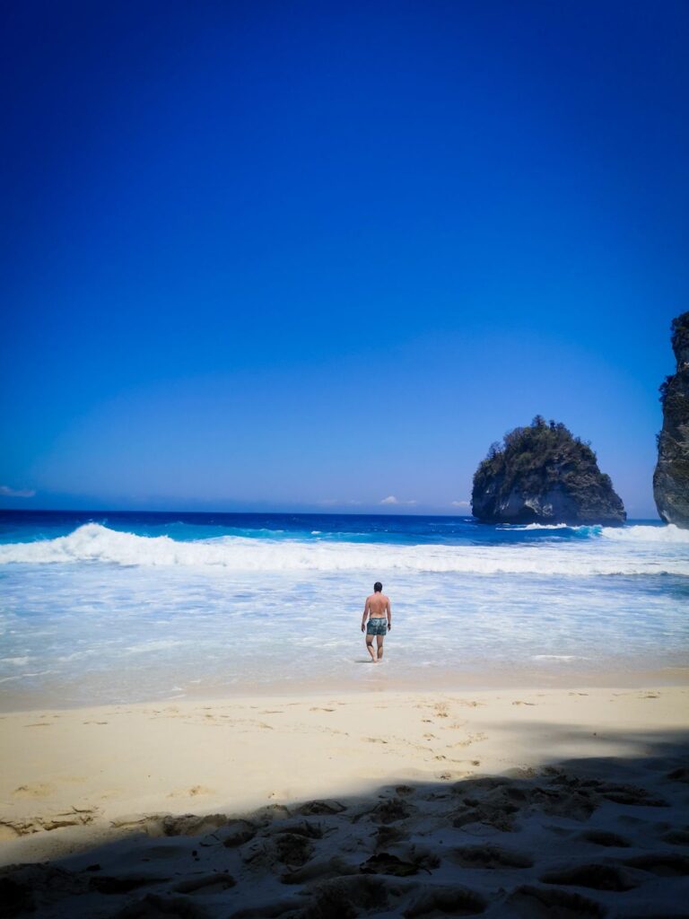 Walk down to Diamond Beach, Nusa Penida